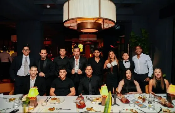 Cena en una mesa larga