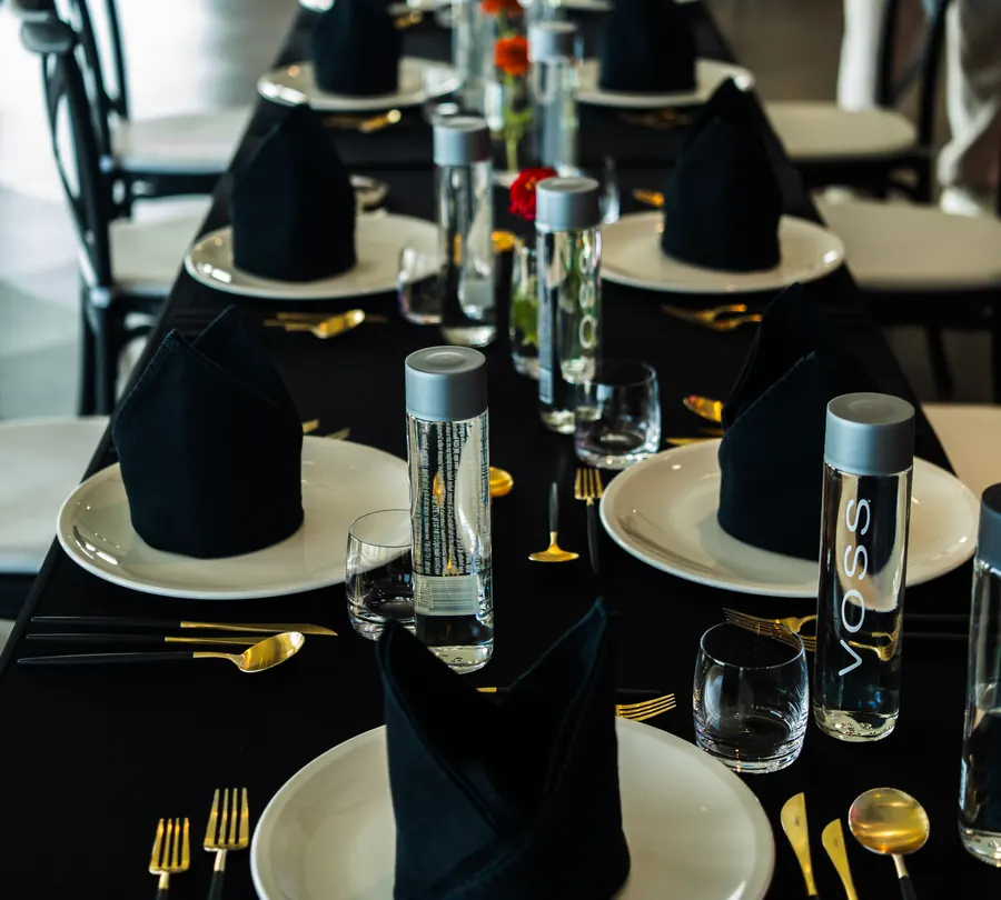 La mesa preparada antes de un encuentro