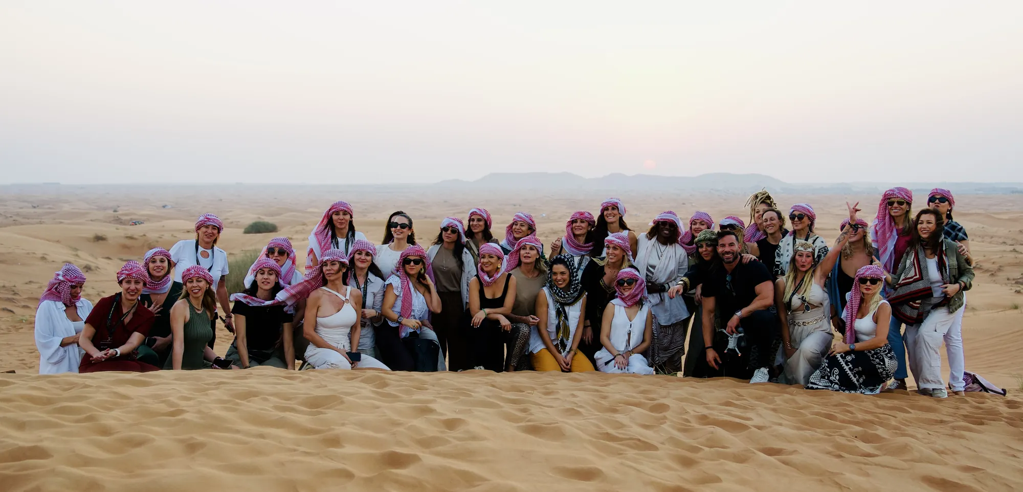 El grupo en las dunas del desierto de Dubái