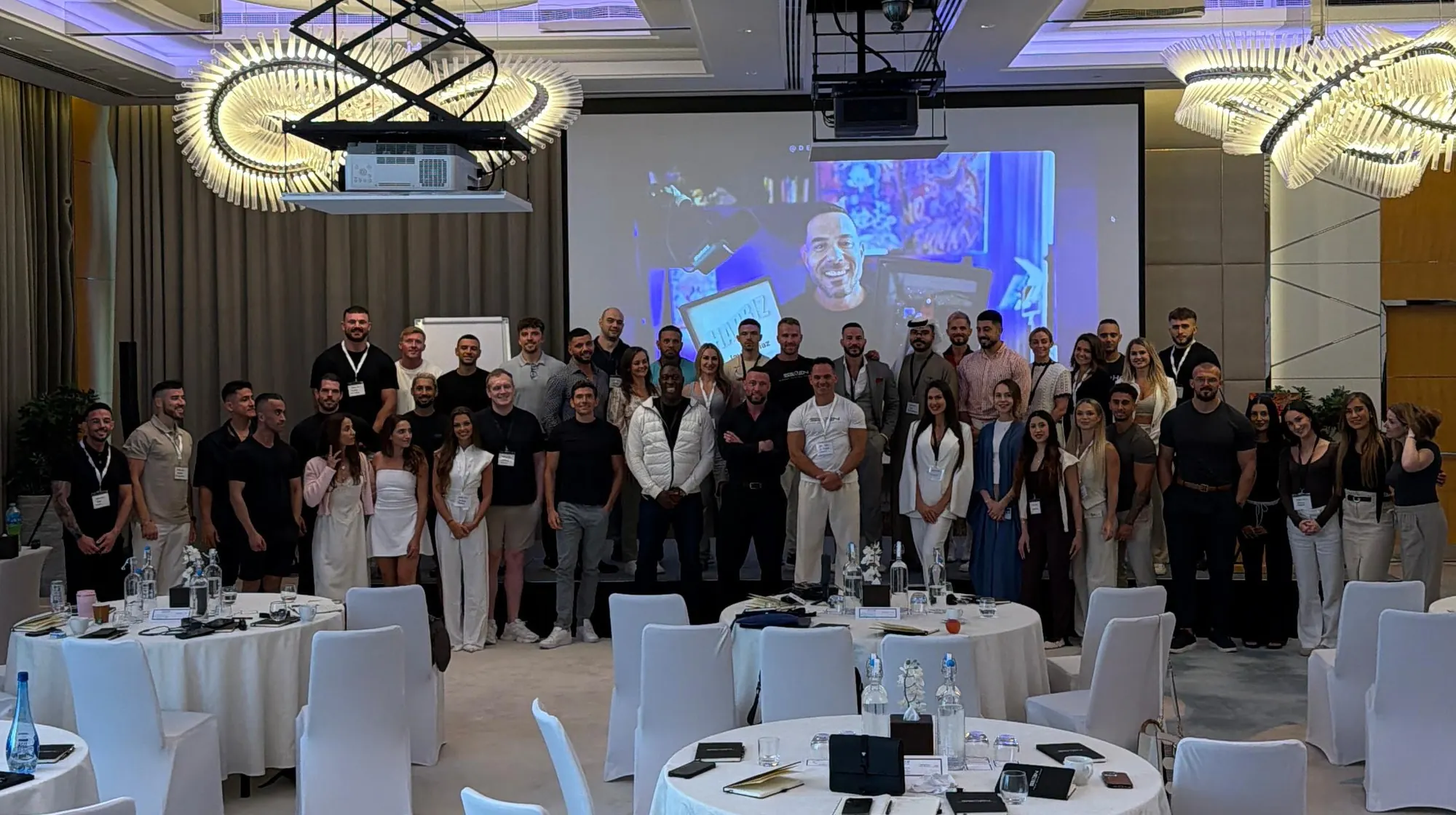 Foto de grupo de uno de los encuentros de emprendedores hispanos en Dubái